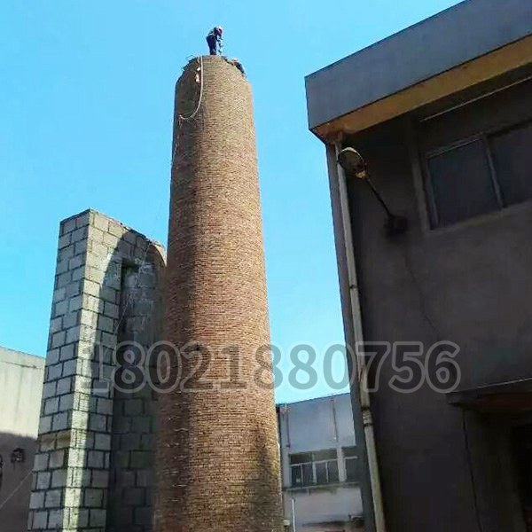 磚煙囪（cōng）拆除現場
